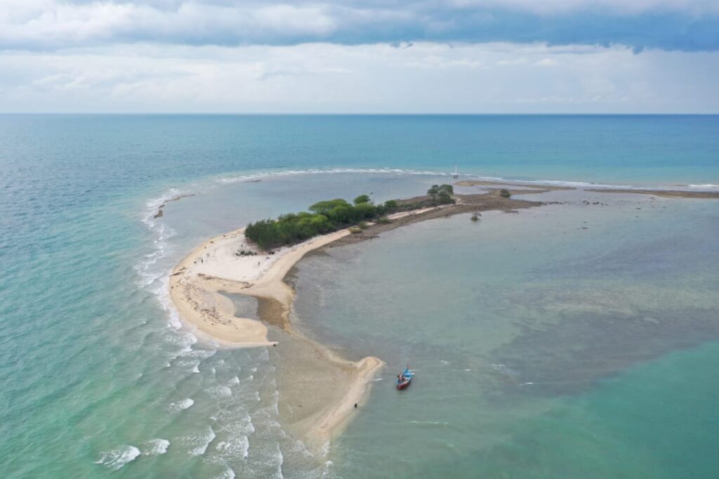 Menyusuri Pantai Wates Dengan Keelokan Pemandangan Pulau Gede & Pepohonan Cemara