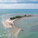 Menyusuri Pantai Wates Dengan Keelokan Pemandangan Pulau Gede & Pepohonan Cemara