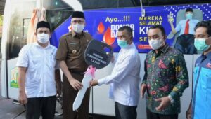 Apresiasi PMI, Gubernur Aceh Serahkan Bantuan 1 Unit Mobil Donor Darah