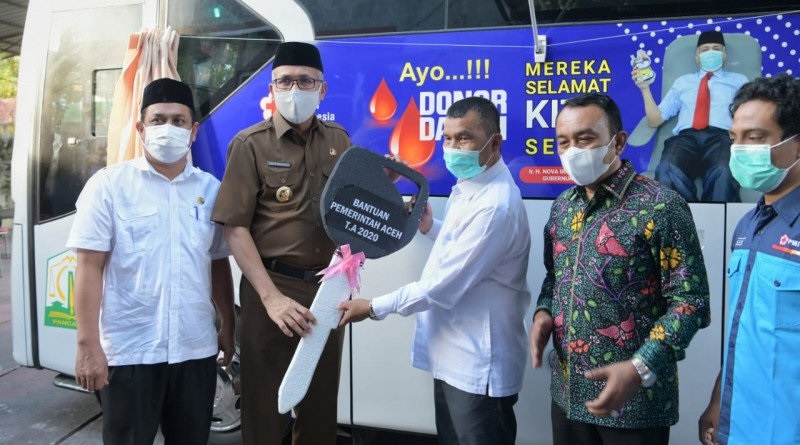 Apresiasi PMI, Gubernur Aceh Serahkan Bantuan 1 Unit Mobil Donor Darah