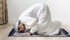 Bacaan Doa Sujud dan Keutamannya yang Bisa Parents Ajarkan kepada Anak