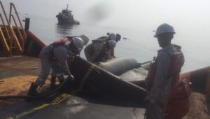 Ceceran Minyak di Pesisir Pantai, PHE ONWJ Lakukan Pembersihan