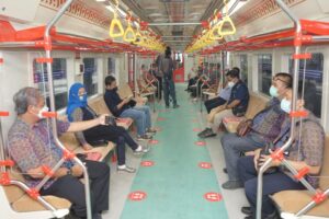 KAI Commuter Izinkan Penumpang Berbuka Puasa Saat di KRL