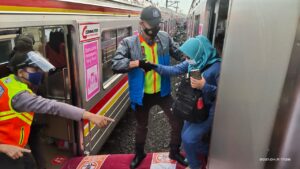 KAI Commuter: Jalur Rel Yang Terhalang Pohon Tumbang Telah Dapat Dilalui Kembali