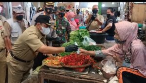 Pastikan Harga Kebutuhan Pokok Stabil, Bupati Tinjau Pasar Tradisional Semarang Jelang Ramadan