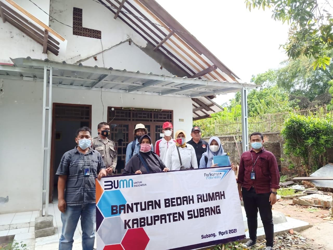 Perum Perindo Jalankan Program Bedah Rumah di Kawasan Pabrik Pakan Ikan Subang