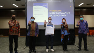 Pos Indonesia Raih Sertifikat SMAP SNI ISO 37001:2016