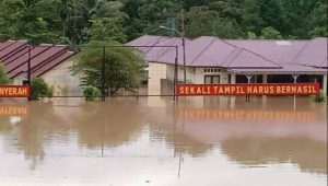 Kementerian PUPR BPPW Bengkulu Salurkan Air Bersih Korban Banjir