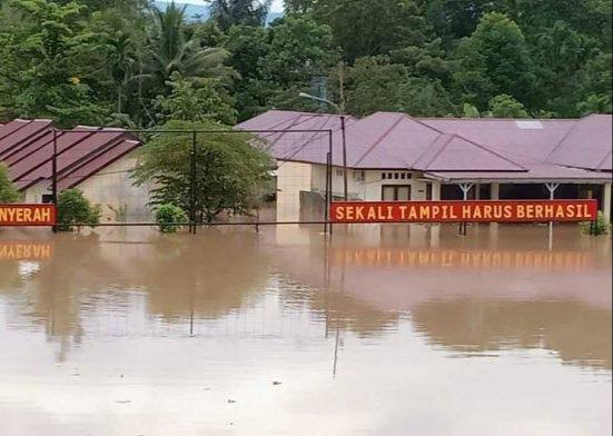 Kementerian PUPR BPPW Bengkulu Salurkan Air Bersih Korban Banjir