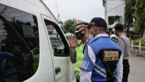 Petugas Penyekatan Putar Balikan Pengendara yang Tolak Swab Antigen