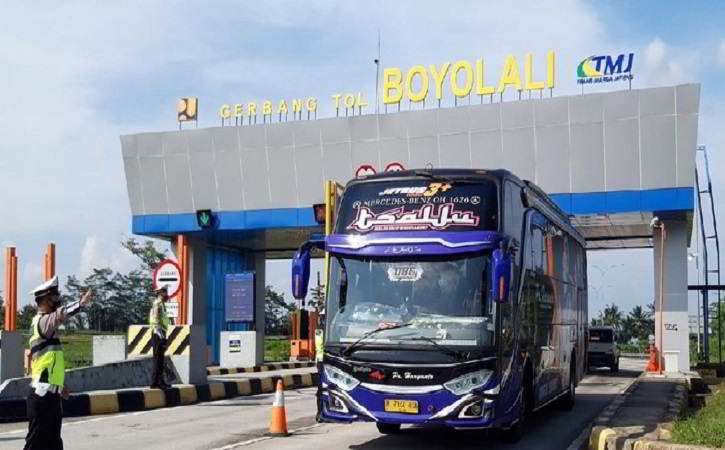 Satlantas Polres Sekat Pemudik di Exit Tol Boyolali, 3 Bus Diminta Putar Balik