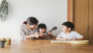 Si Kecil Suka Main Alat Musik? Yuk, Ajari Cara Bermain Alat Musik Ukulele