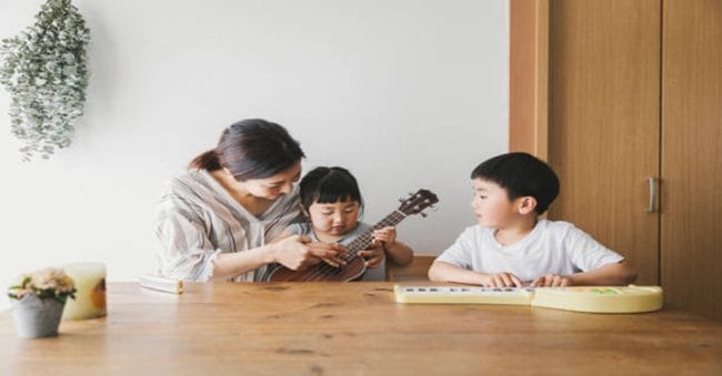 Si Kecil Suka Main Alat Musik? Yuk, Ajari Cara Bermain Alat Musik Ukulele