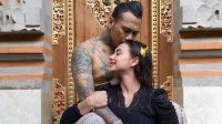 Bebas dari Penjara, Jerinx SID Melakukan Upacara Melukat Bersama Istri