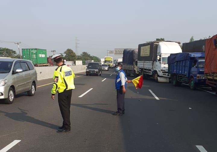 Diduga Mengantuk, Truk ODOL Terguling di Jalan Tol Jakarta-Cikampek Km 54