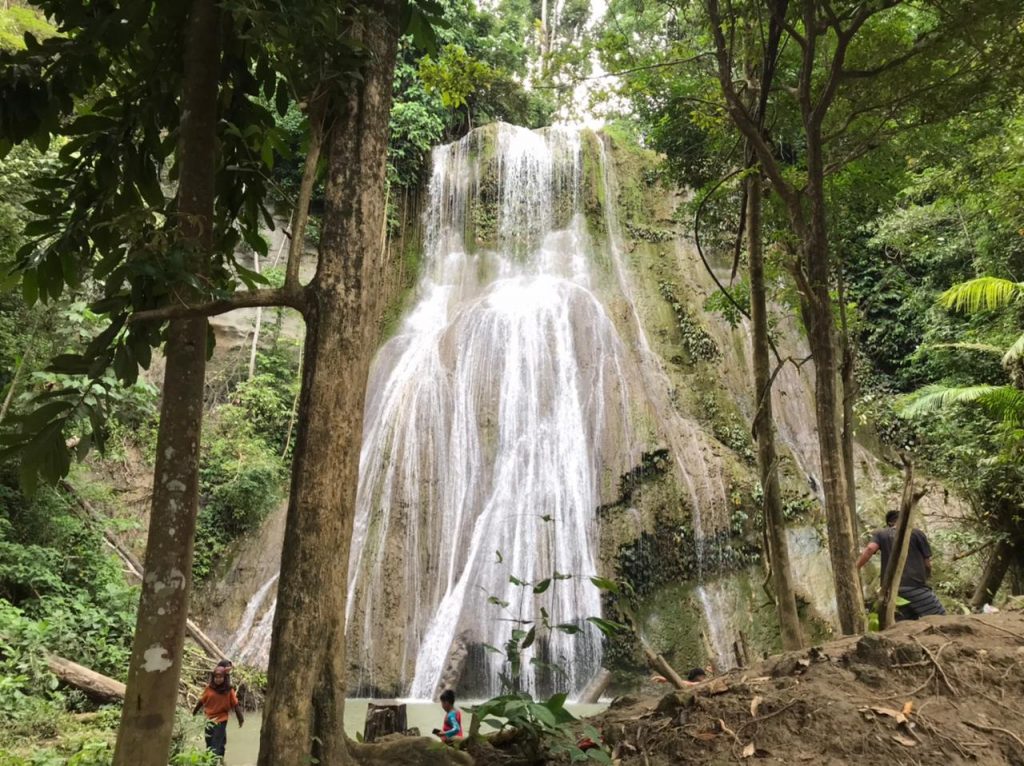 Menikmati Keindahan Alam Air Terjun Tondopi Bombana