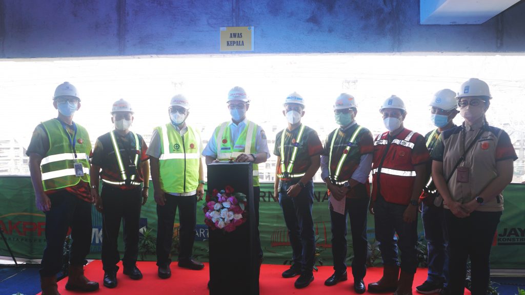 WEGE KSO Gelar Lifting Atap Stadion Proyek JIS Seberat 3.900 Ton