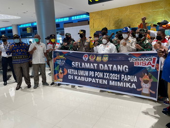 Komandan Lanud Yohanis Kapiyau Sambut Kedatangan Gubernur Papua (Ketua PB PON XX 2021)