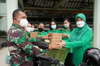 Melalui Babinsa, Persit KCK Korem 163/Wira Satya Gelar Aksi Peduli Warga Terdampak Covid-19