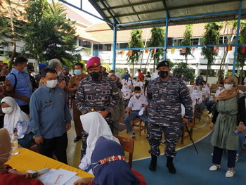 KINI, SERBUAN VAKSINASI MASYARAKAT MARITIM TNI AL DI KOTA CIREBON MULAI SASAR PELAJAR