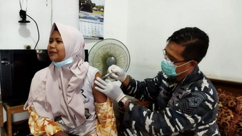 TNI AL Gelar Vaksinasi Masyarakat Pesisir Tanjung Kait Banten