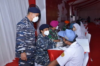 TNI AL KOARMADA I DUKUNG VAKSINASI DI SMKN2 TANGERANG