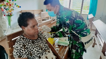 Dukung Program Pemerintah, Satgas Yonmek 403 Bantu Serbuan Vaksinasi di Perbatasan RI-PNG