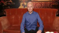 James Michael Tyler, Pemeran Gunther di Friends, Meninggal di Usia 59 Tahun – Majalah Time.com