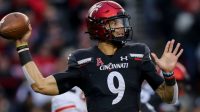 Cincinnati yang tak terkalahkan bergabung dengan Georgia, Ohio State dan Alabama di empat besar yang didambakan CFP saat Oregon tergelincir Cincinnati yang tak terkalahkan bergabung dengan Georgia, Ohio State dan Alabama di empat besar yang didambakan CFP saat Oregon tergelincir