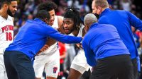 LeBron James berdarah Detroit Pistons ‘ Isaiah Stewart dengan pukulan ke muka saat keduanya dikeluarkan setelah pergumulan berikutnya LeBron James berdarah Detroit Pistons ‘ Isaiah Stewart dengan pukulan ke muka saat keduanya dikeluarkan setelah pergumulan berikutnya