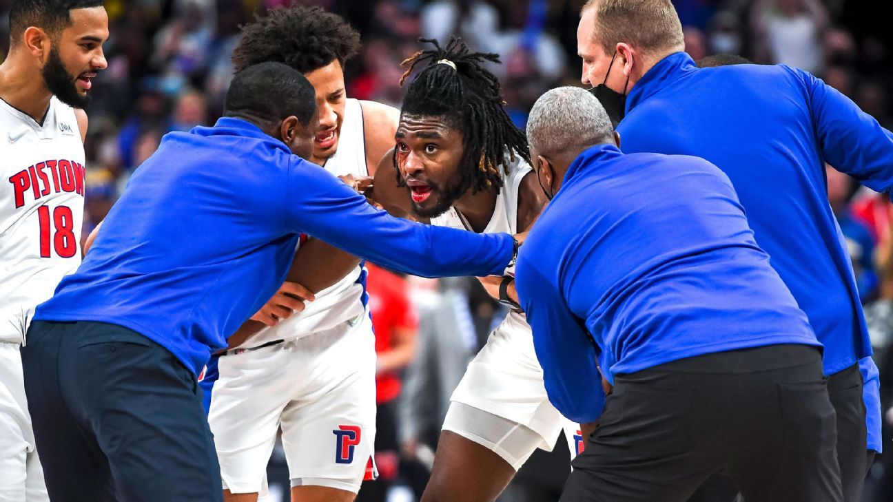 LeBron James berdarah Detroit Pistons ‘ Isaiah Stewart dengan pukulan ke muka saat keduanya dikeluarkan setelah pergumulan berikutnya
