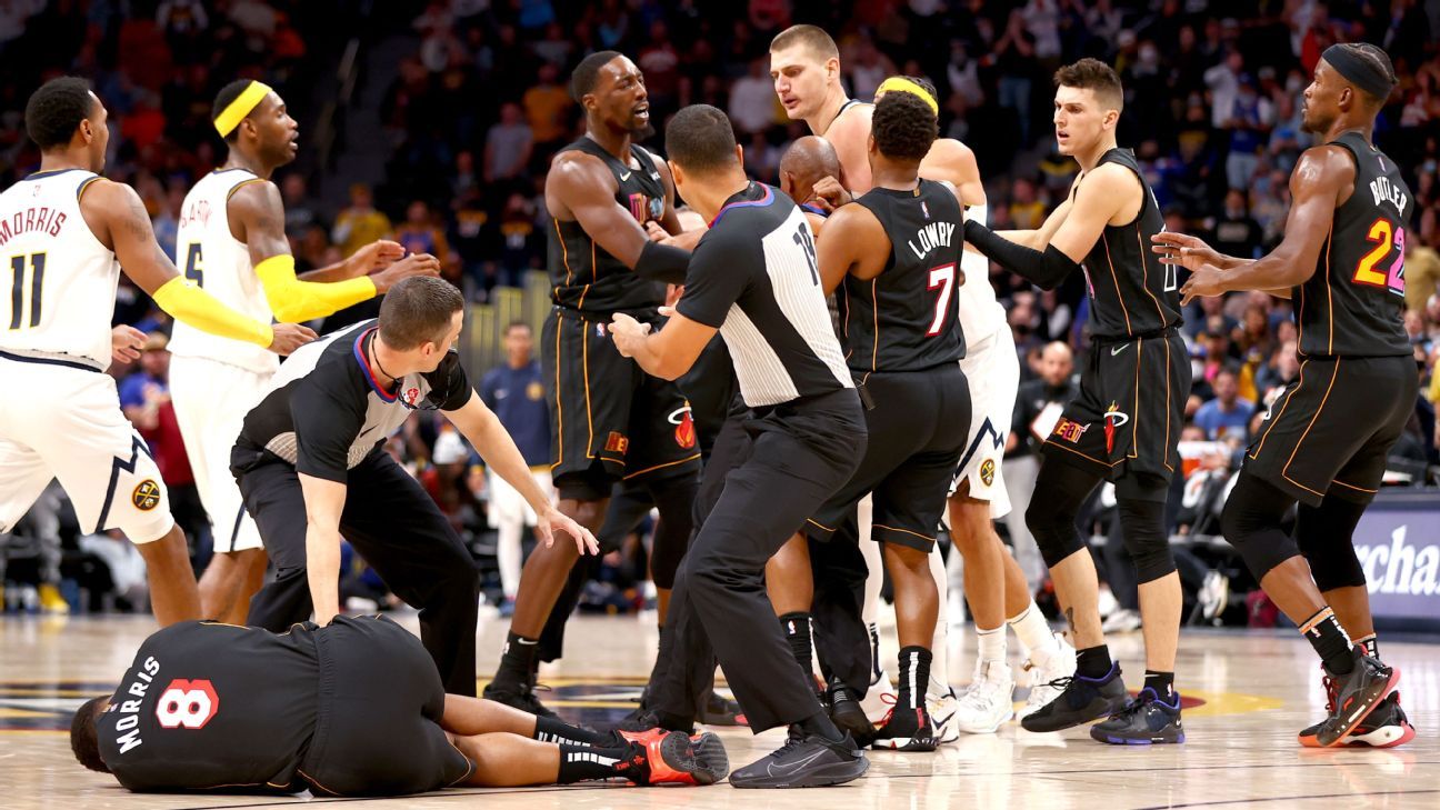 Nikola Jokic dari Denver Nuggets dikeluarkan setelah mendorong Markieff Morris dari Miami Heat sebagai pembalasan atas pelanggaran keras Nikola Jokic dari Denver Nuggets dikeluarkan setelah mendorong Markieff Morris dari Miami Heat sebagai pembalasan atas pelanggaran keras