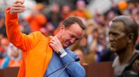 Peyton Manning, dihormati oleh Denver Broncos sebelum pertandingan, mengatakan dia tidak terlibat dengan grup kepemilikan baru yang potensial