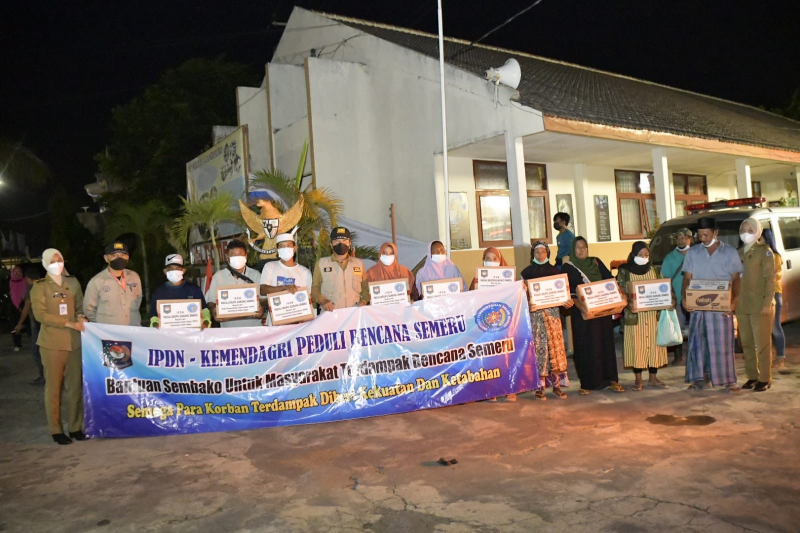 Berbekal Logistik untuk Korban Bencana Semeru, IPDN Kemendagri Sambangi Korban di Lokasi Pengungsian