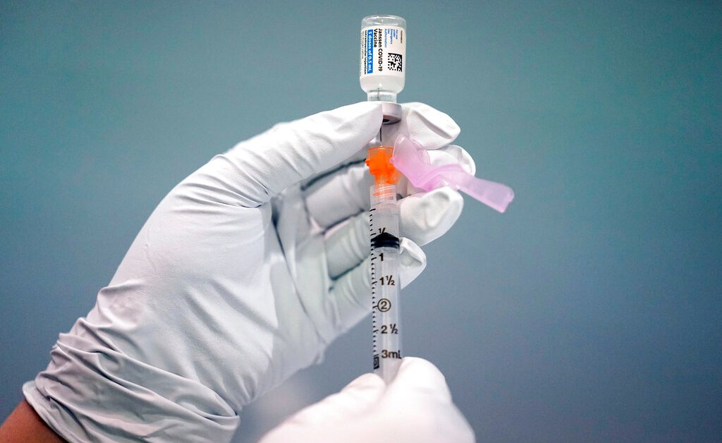 Pemerintah AS Merekomendasikan Orang Amerika Mendapatkan Bidikan Pfizer-BioNTech atau Moderna COVID-19 Alih-alih J&J – Majalah Time.com