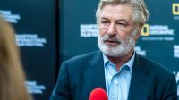Alec Baldwin Menyerahkan Telepon untuk Shooting Probe: Resmi Alec Baldwin Menyerahkan Telepon untuk Shooting Probe: Resmi