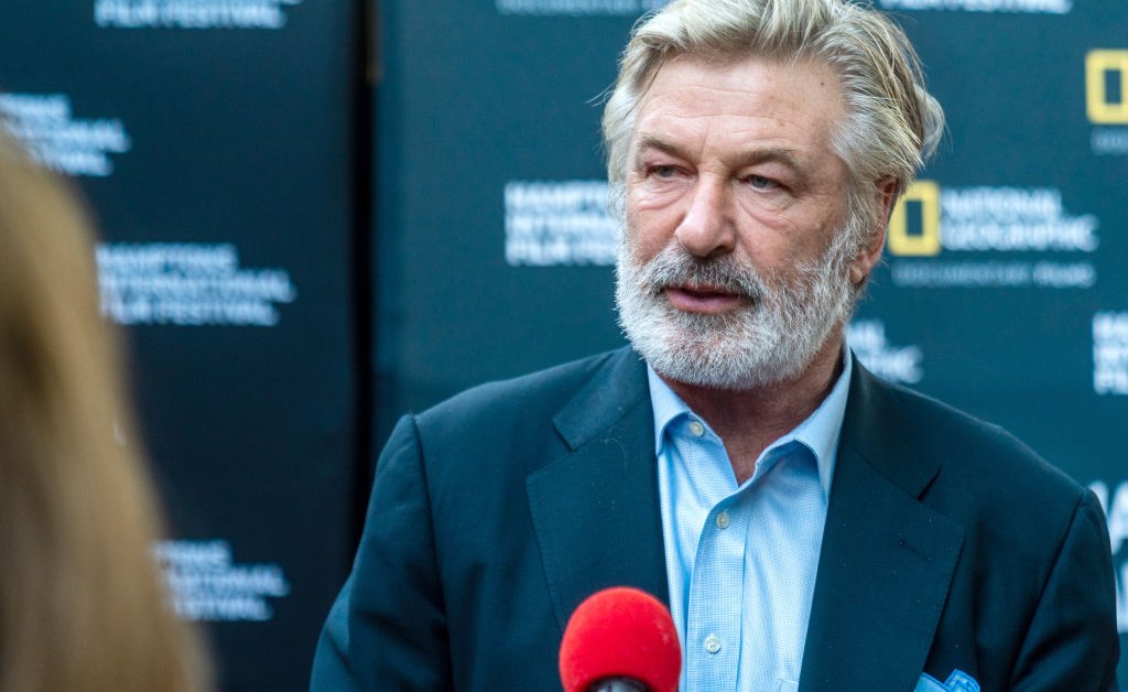 Alec Baldwin Menyerahkan Telepon untuk Shooting Probe: Resmi