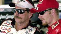 Dale Earnhardt Jr. untuk memasuki NASCAR Hall of Fame dengan ayah di pikirannya Dale Earnhardt Jr. untuk memasuki NASCAR Hall of Fame dengan ayah di pikirannya