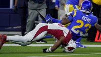 Keamanan Arizona Cardinals Budda Baker meninggalkan lapangan dengan tandu setelah tabrakan kuartal ketiga Keamanan Arizona Cardinals Budda Baker meninggalkan lapangan dengan tandu setelah tabrakan kuartal ketiga