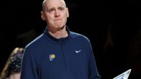Rick Carlisle yang emosional meneteskan air mata saat Dallas Mavericks menghormati masa jabatan 13 tahun mantan pelatih