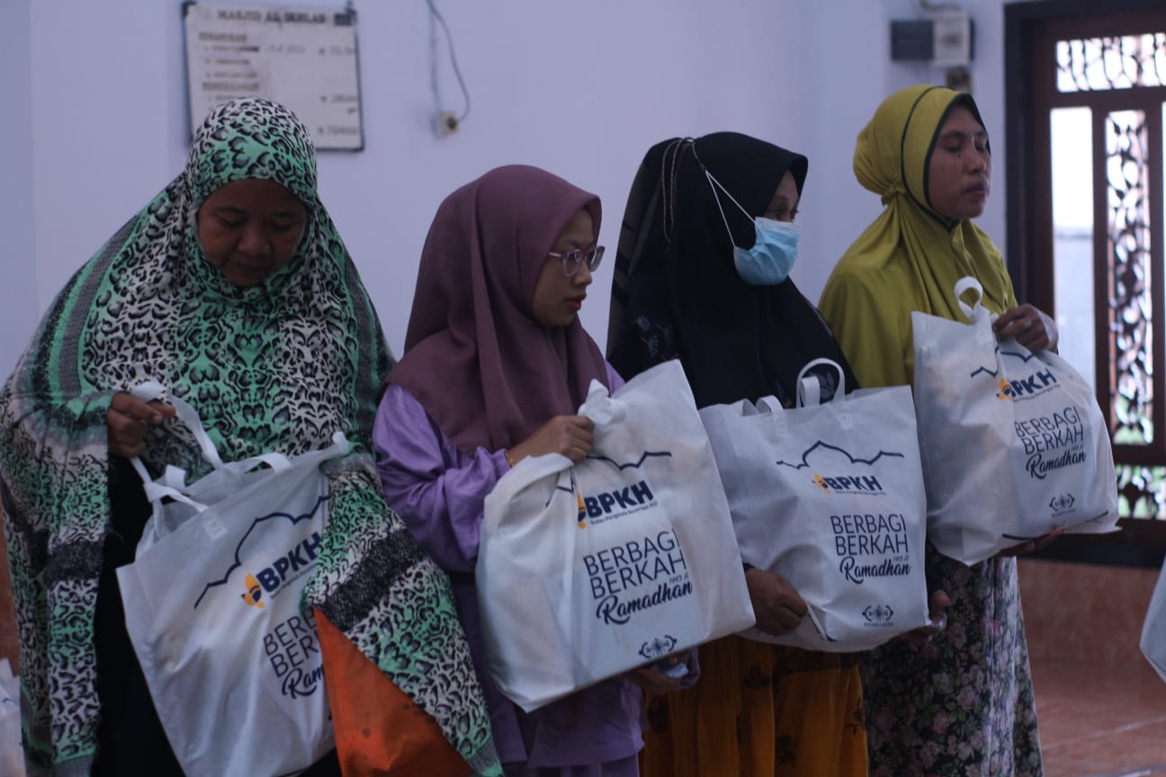 BPKH – LAZISNU Berbagi Mushaf Al-Quran dan Bingkisan Ramadhan di Maluku Utara