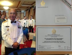 Duduk Semeja Bersama Laksamana Pertama TNI Julius Widjojono Duduk Semeja Bersama Laksamana Pertama TNI Julius Widjojono