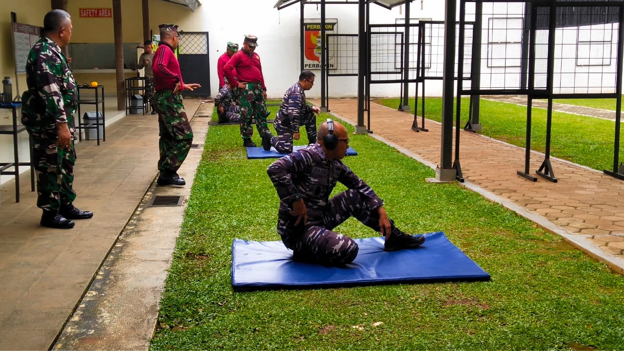 Laksamana Pertama TNI Julius Widjojono Raih Nilai Tertinggi Menembak Pistol