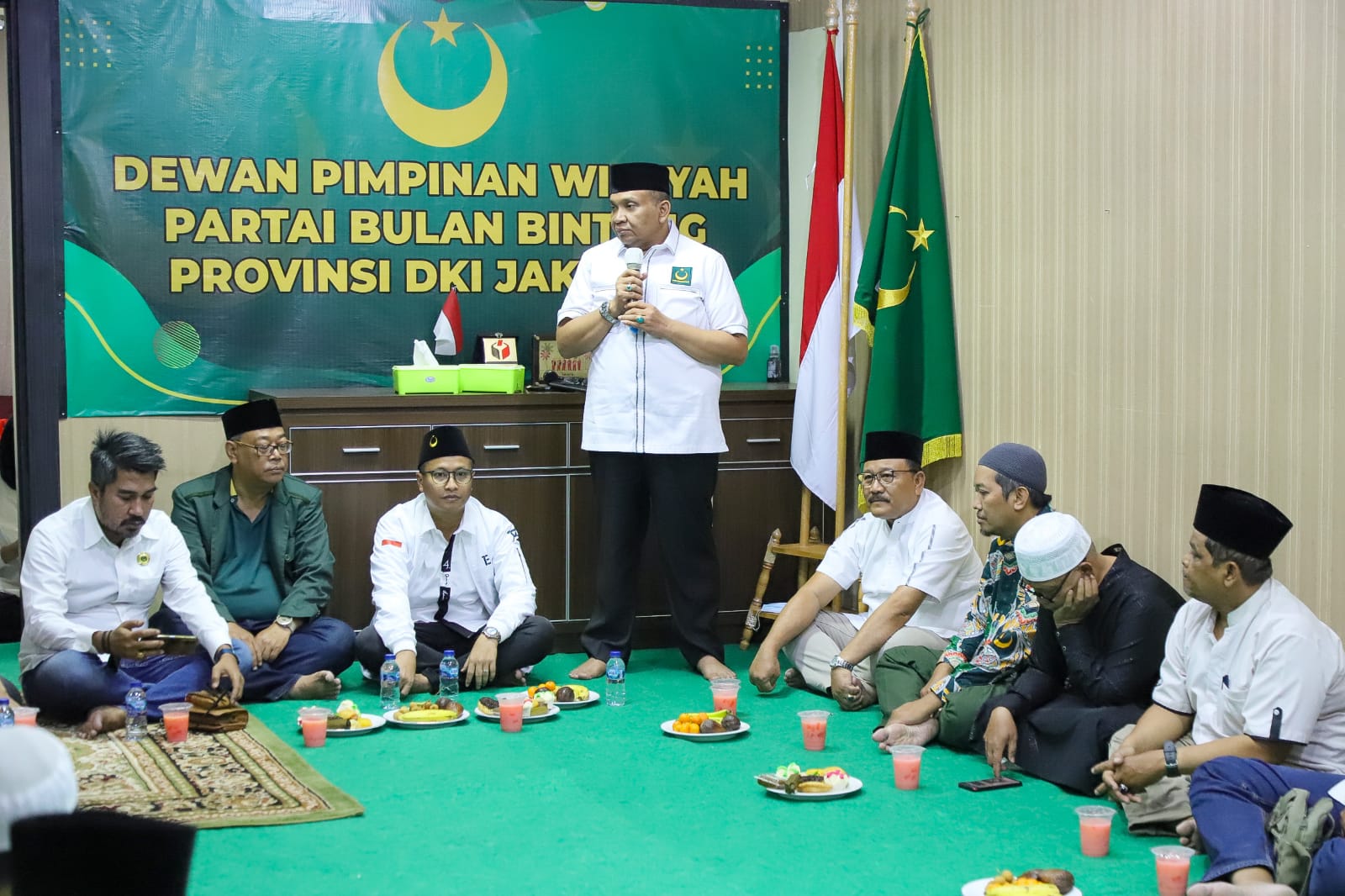 Wamenaker (Wakil Menteri Tenaga Kerja) RI yang juga Sekjen PBB, Afriansyah Noor, didampingi sejumlah pengurus partai, memberikan santunan pada 100 anak yatim