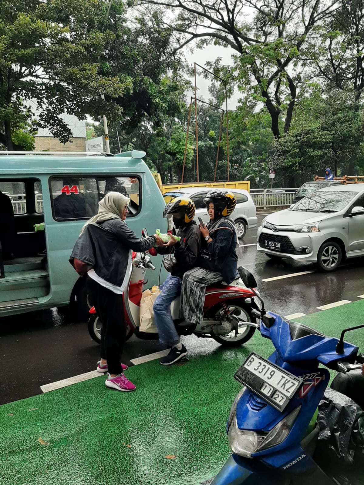 Teladan Pro Ganjar Relawan Alumni SMA 3 N Jakarta Bagikan Makanan Siap Saji