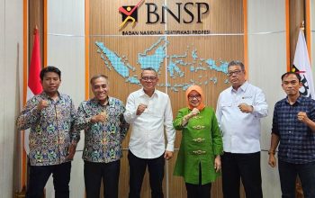 Foto : Badan Nasional Sertifikasi Profesi (BNSP) dan Lembaga Pengembangan Jasa Konstruksi (LPJK) PUPR. Pertemuan ini dihadiri oleh Ir. Ludi Eqbal dan Seno (LPJK PUPR), Syamsi Hari, Ulfah Mashfufah, NS. Aji Martono, dan Ade S (BNSP) Kerjasama Sinergis dalam Menciptakan Standar Sertifikasi Unggul, Jakarta (17/1/24). (Doc.BNSP)