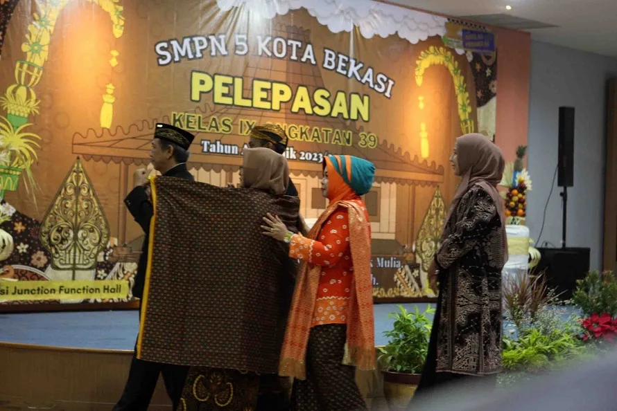 Nuansa Budaya Warnai Pelepasan Lulusan SMPN 5 Bekasi