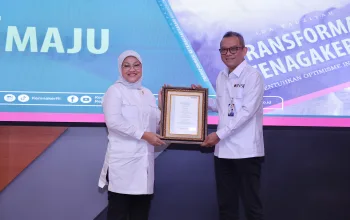 Sertifikat GRC Profesional Utama untuk Ida Fauziyah Diserahkan Langsung oleh Ketua BNSP, Syamsi Hari