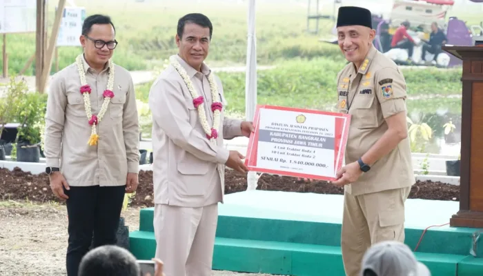 Dr Ir H Amran Sulaiman MP Hadiri Panen Raya Padi di Kabupaten Bangkalan Jawa Timur