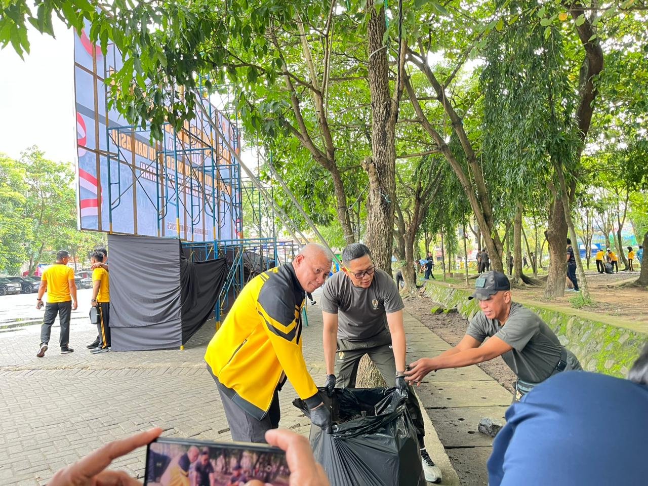 Kapolda Kalsel Bersama unsur Forkopimda Laksanakan Bakti Kebersihan